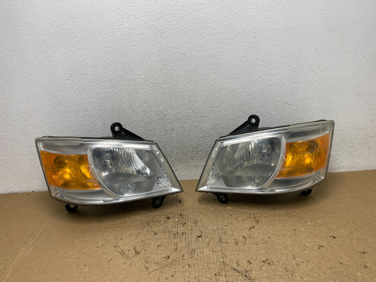 2008 to 2010 Dodge Caravan Left+Right Set Side Halogen Headlights AF8422 DW0