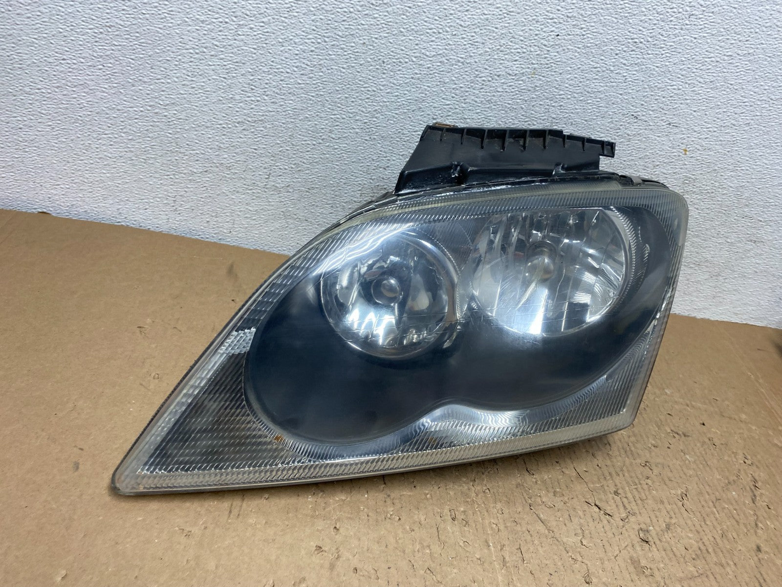 2004 to 2006 Chrysler Pacifica Headlight Left Driver LH Halogen AD8808 DW2