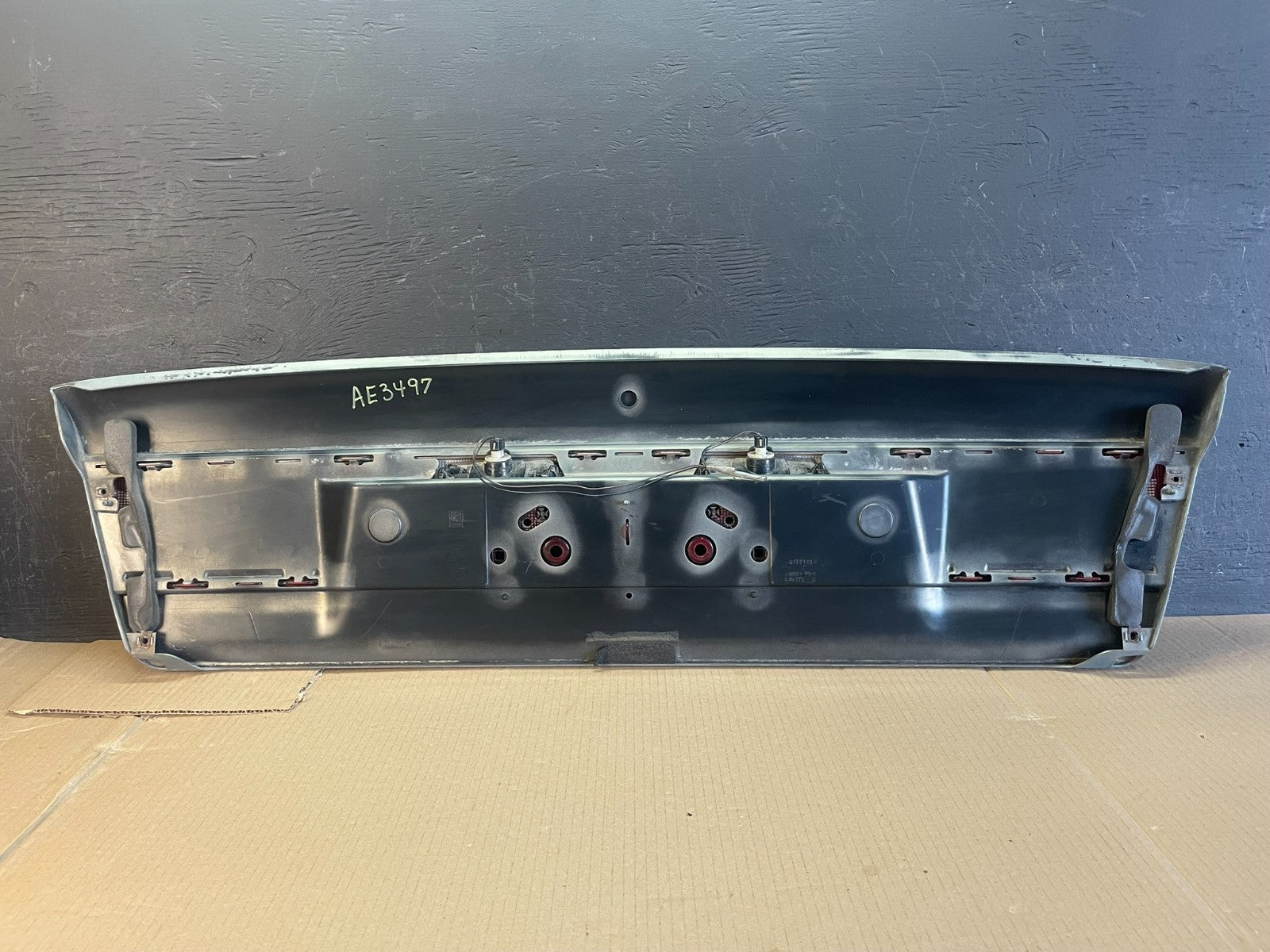 1997 - 1999 Saturn SL2 Sedan Center Tail Light Lid Trunk Rear Panel AE3497 DG3