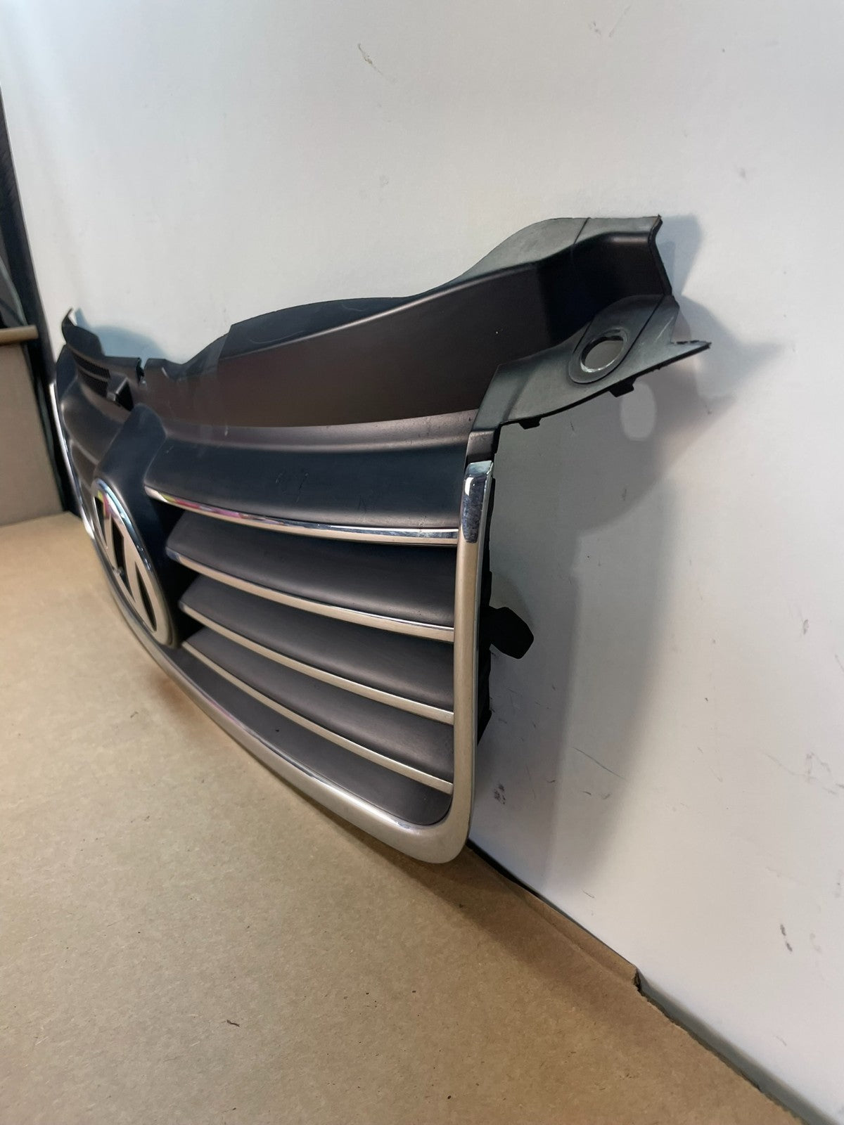 2001 to 2005 Volkswagen Passat Front Upper Grill Grille AF8553 DG1