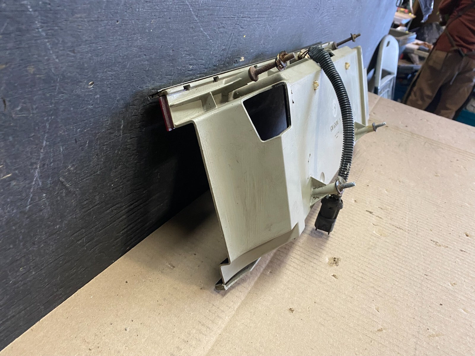 1987 - 1993 Cadillac Allante Center Tail Light License Plate Holder i7440 OEM DG5