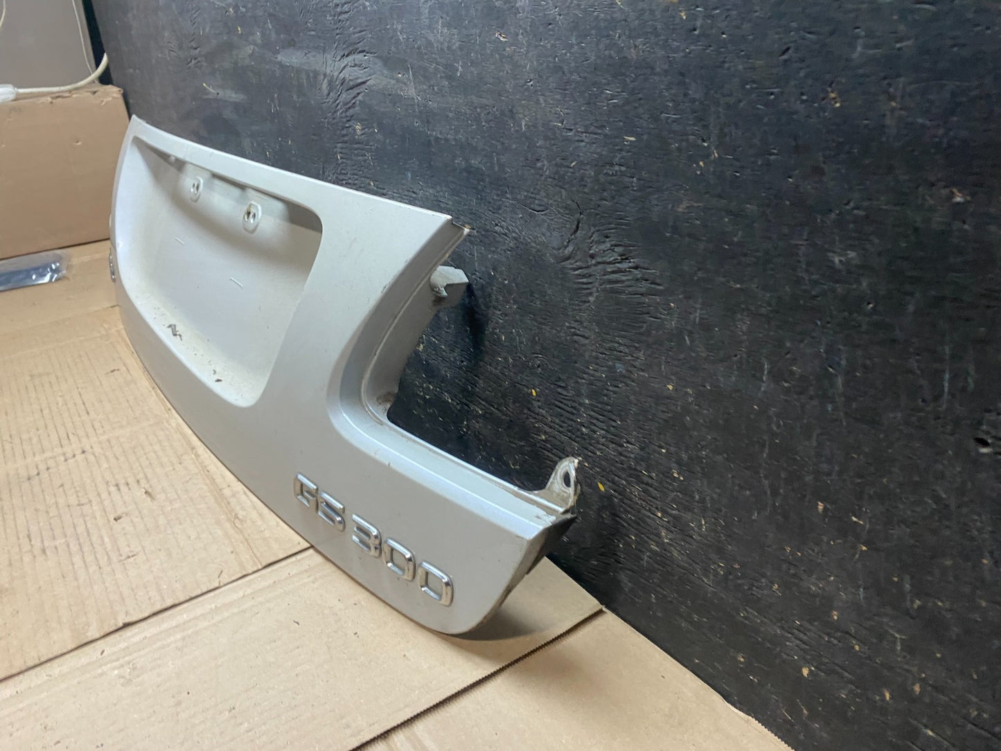 2007-2011 Lexus GS300 Trunk License Plate Trim Panel Cover 76801-30140 V2832  DG1
