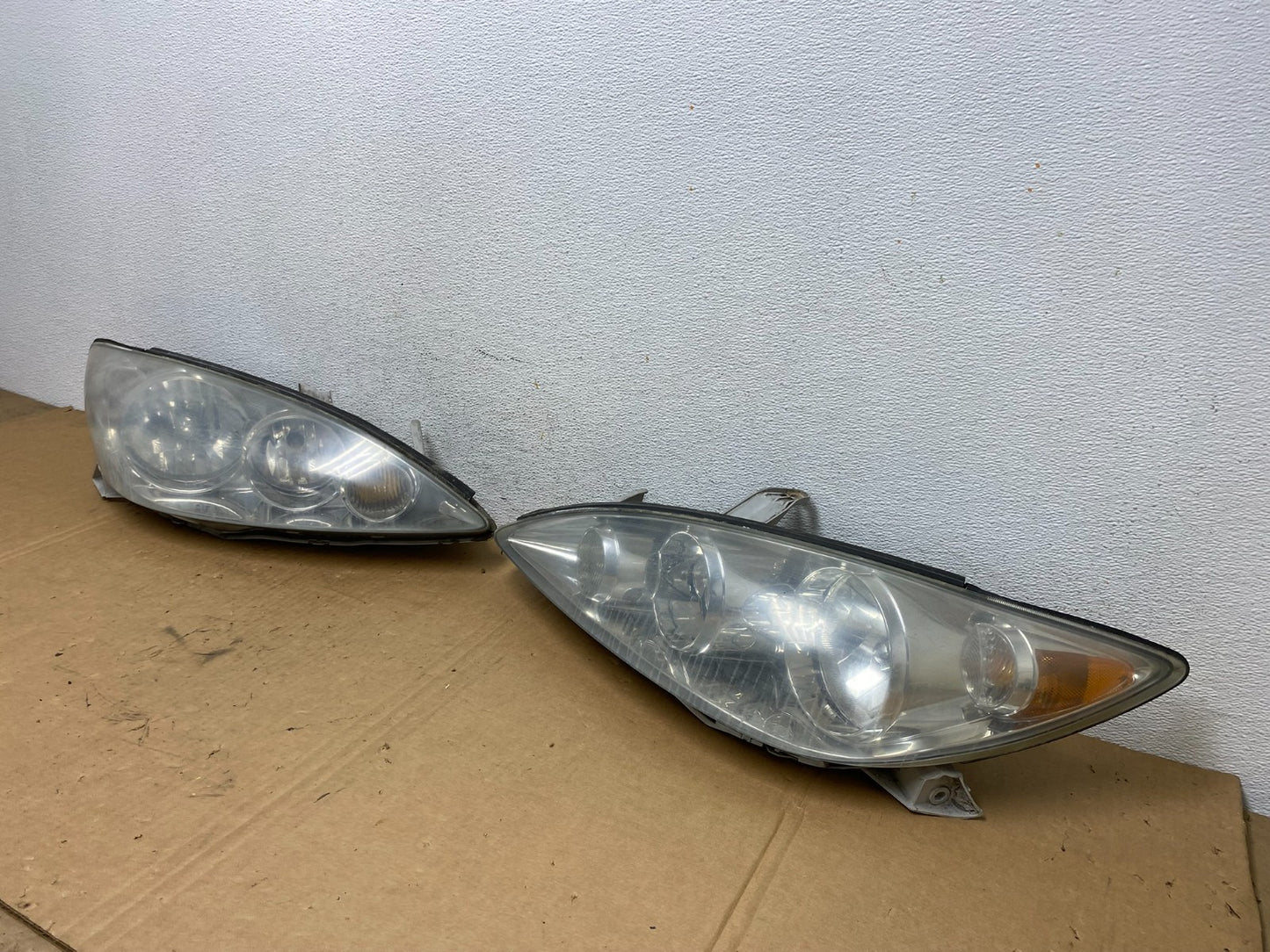2005 to 2006 Toyota Camry Left+Right Side Set Halogen Headlights AD2812 DW1