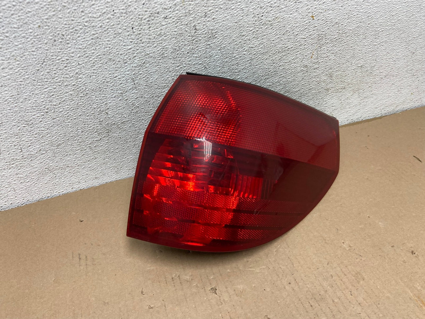 2004-2005 Toyota Sienna Right Passenger Rh Side Tail Light AF3066 LK2