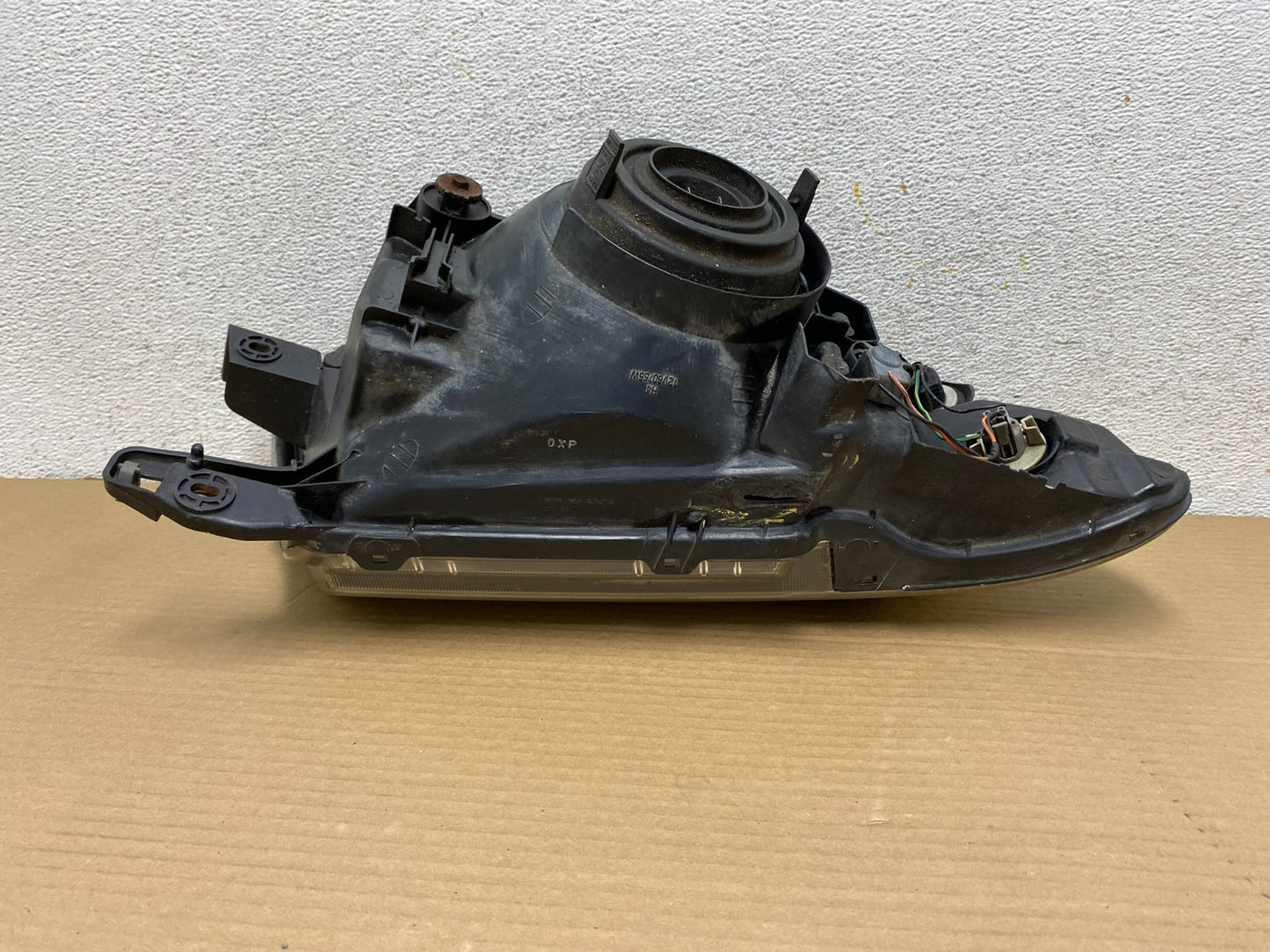 2000 to 2004 Mitsubishi Montero Pajero Left Driver LH Headlight AG9311 DW8