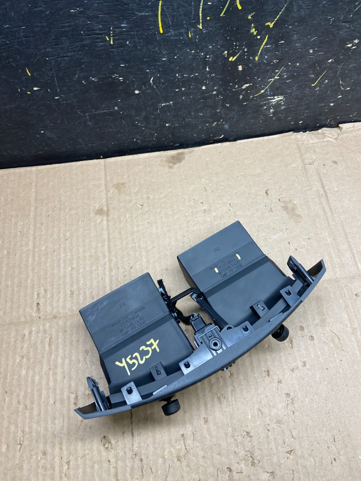 2004 to 2009 Cadillac SRX Front Center Dash A/C Air Vent Y5237 DG4