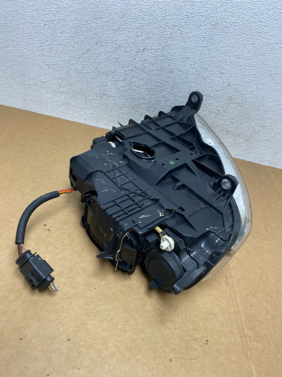 2004 to 2007 Volkswagen Touareg Left Driver Halogen Headlight AE2938 DW11