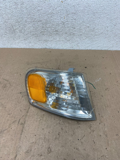 2001-2002 Toyota Corolla Right Passenger Turn Signal/Marker Light AG4887 DW0
