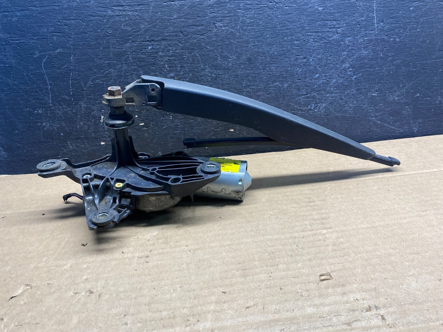 2011 to 2019 Ford Explorer Rear Windshield Wiper Motor AE8214 DG1