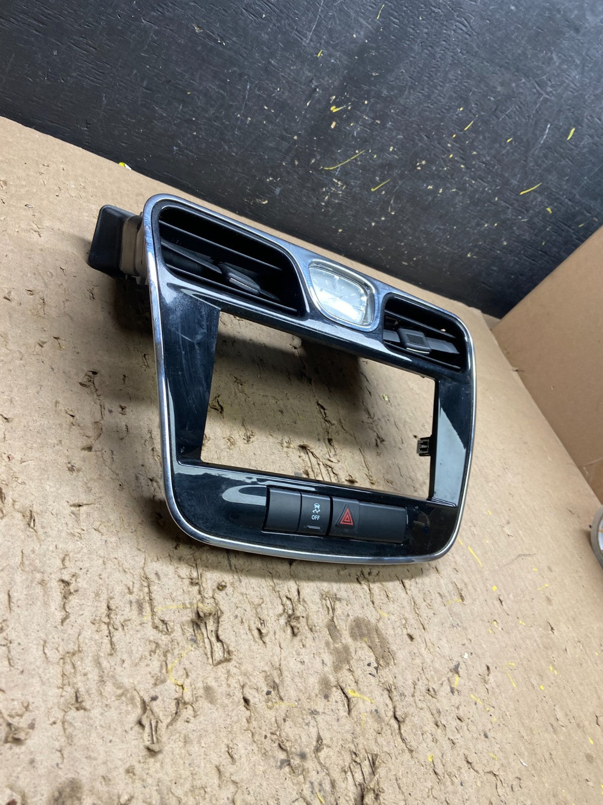 2011 - 2014 Chrysler 200 Dash Radio Bezel Trim Clock Hazard Bezel t8655 DG3