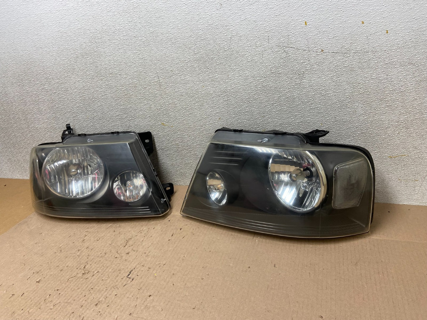 2004 to 2008 Ford F-150 F150 Left+Right Halogen Headlights Z6172 DW1