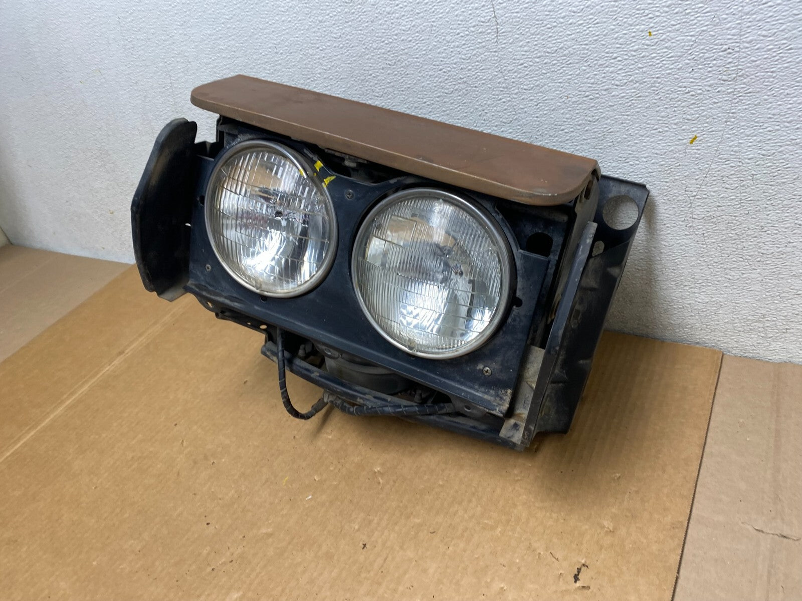 1969 1970 1971 Lincoln Continental Left Driver Side Headlight I05661