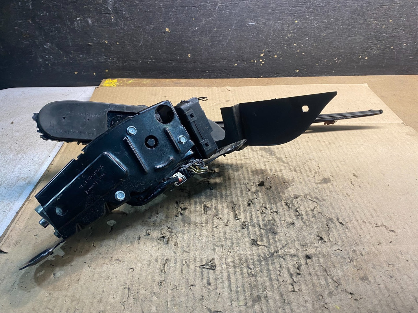 2009 to 2014 Ford Expedition Navigator Rear Windshield Wiper Motor z5068 DG4