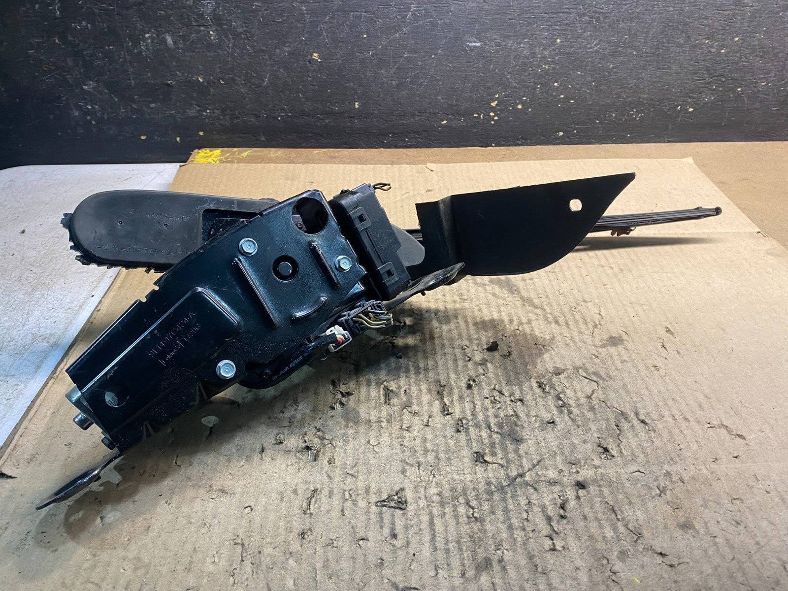 2009 to 2014 Ford Expedition Navigator Rear Windshield Wiper Motor z5068 DG4