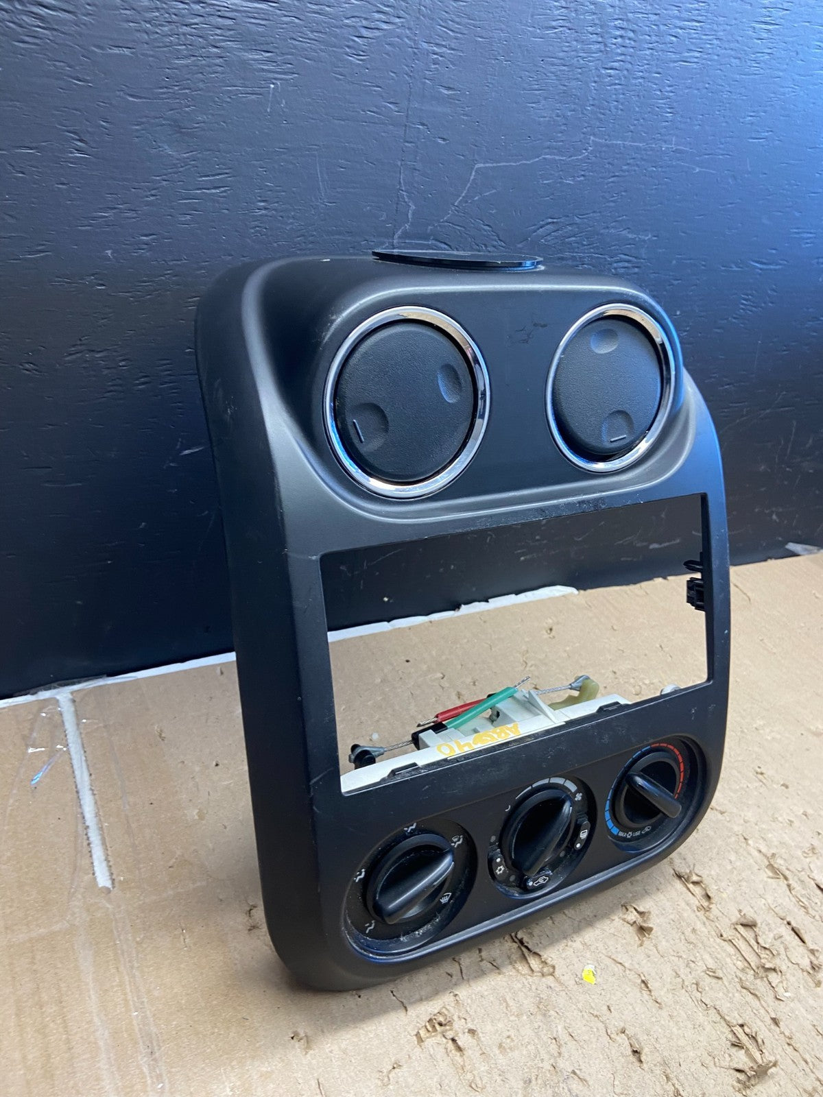 2009-2013 Jeep Patriot Dash Climate Temperature Control Radio Bezel OE ab5840 DG2