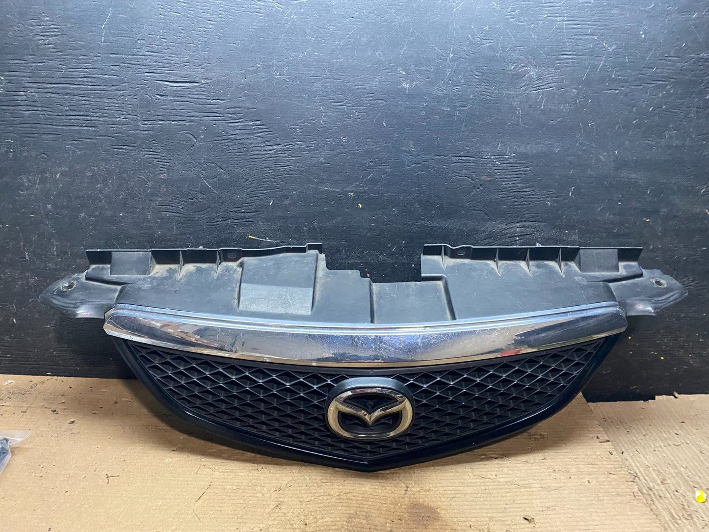 2002 2003 Mazda MPV Front Upper Grille Grill Oem v9305 DG0