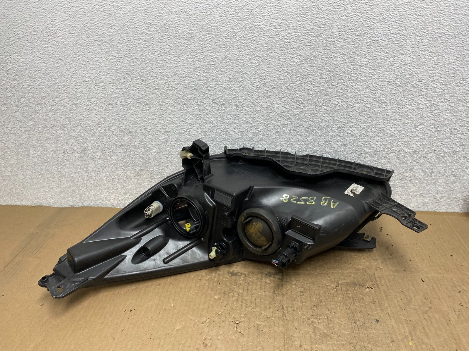 2013 - 2016 Ford Escape Headlight Right Passenger RH Side Halogen AB8528 DW6