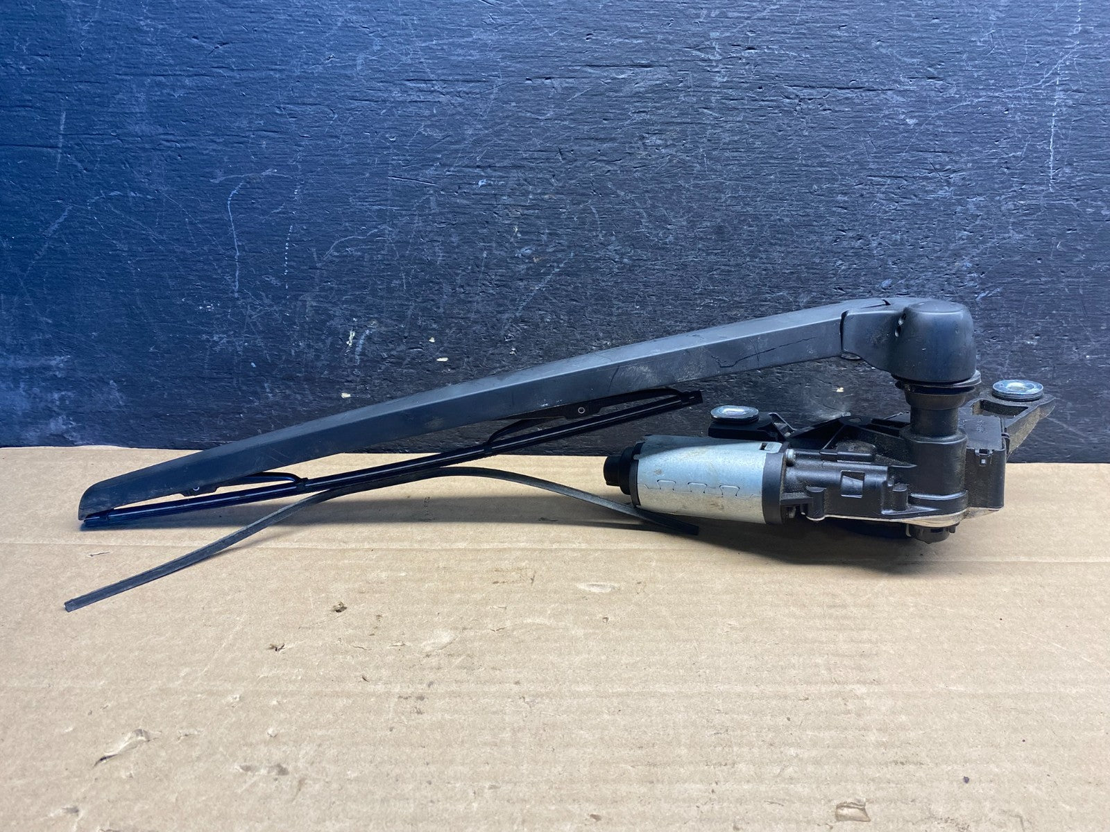 2007 to 2015 Audi Q7 Rear Windshield Washer Wiper Motor ae8220 DG3