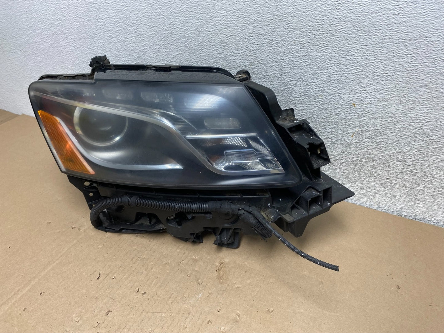 2009 to 2012 Audi Q5 Right Passenger RH Side Xenon HID Headlight AG6681 DW1