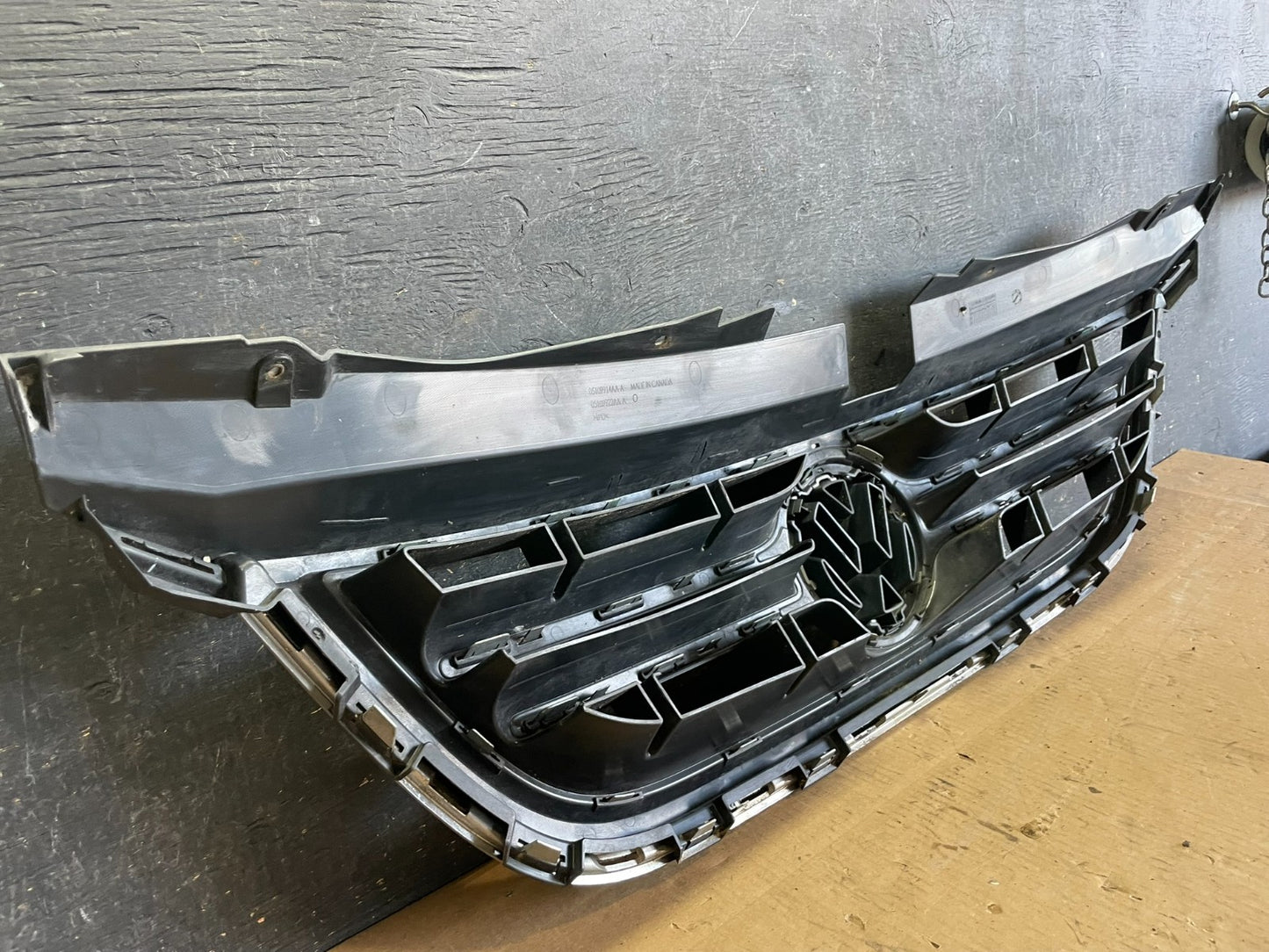 2009 to 2014 Volkswagen Routan Front Upper Grill Grille OEM AA2301 DG8