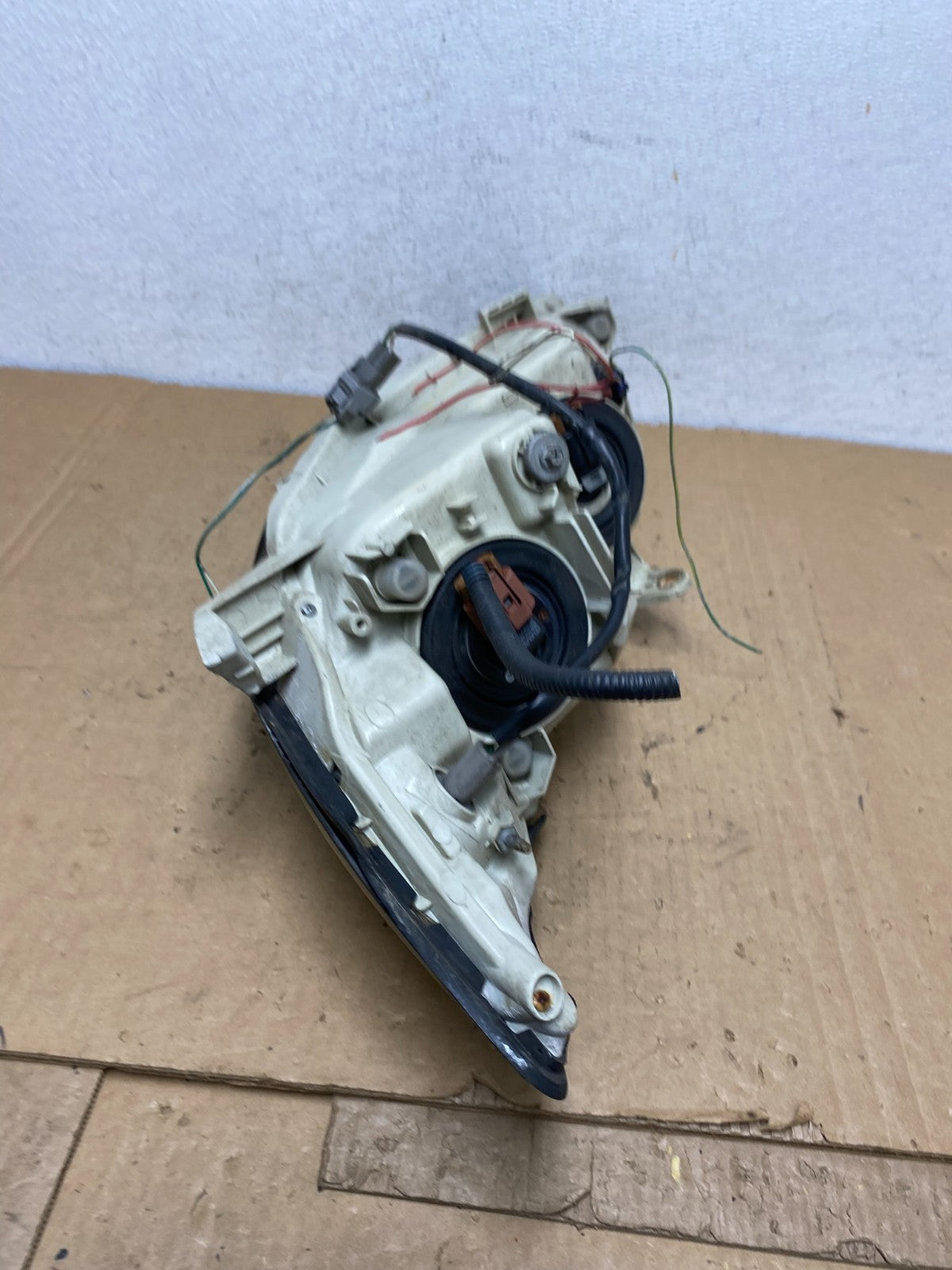 2005 to 2006 Toyota Camry Right Passenger RH Halogen Headlight AD3048 DW6
