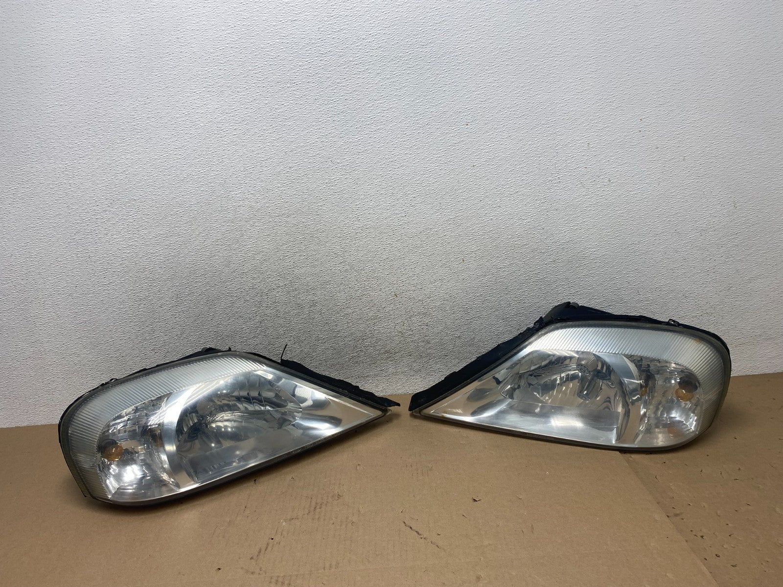 2000 to 2005 Mercury Sable Left+Right Side Halogen Headlights AG5739 DW0