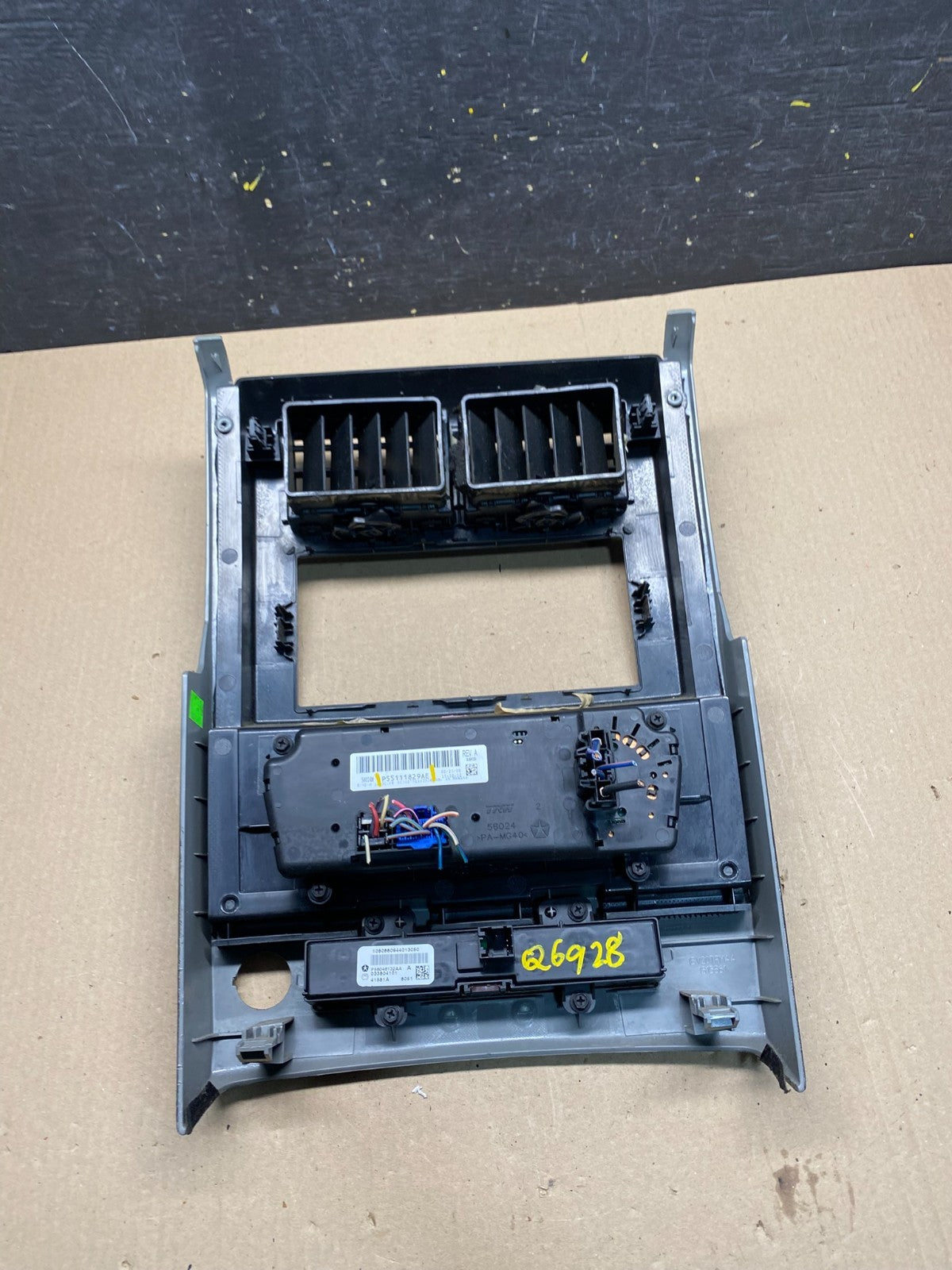 2008 to 2012 Jeep Liberty Dash Climate Temperature Control Radio Bezel Q6928 DG5