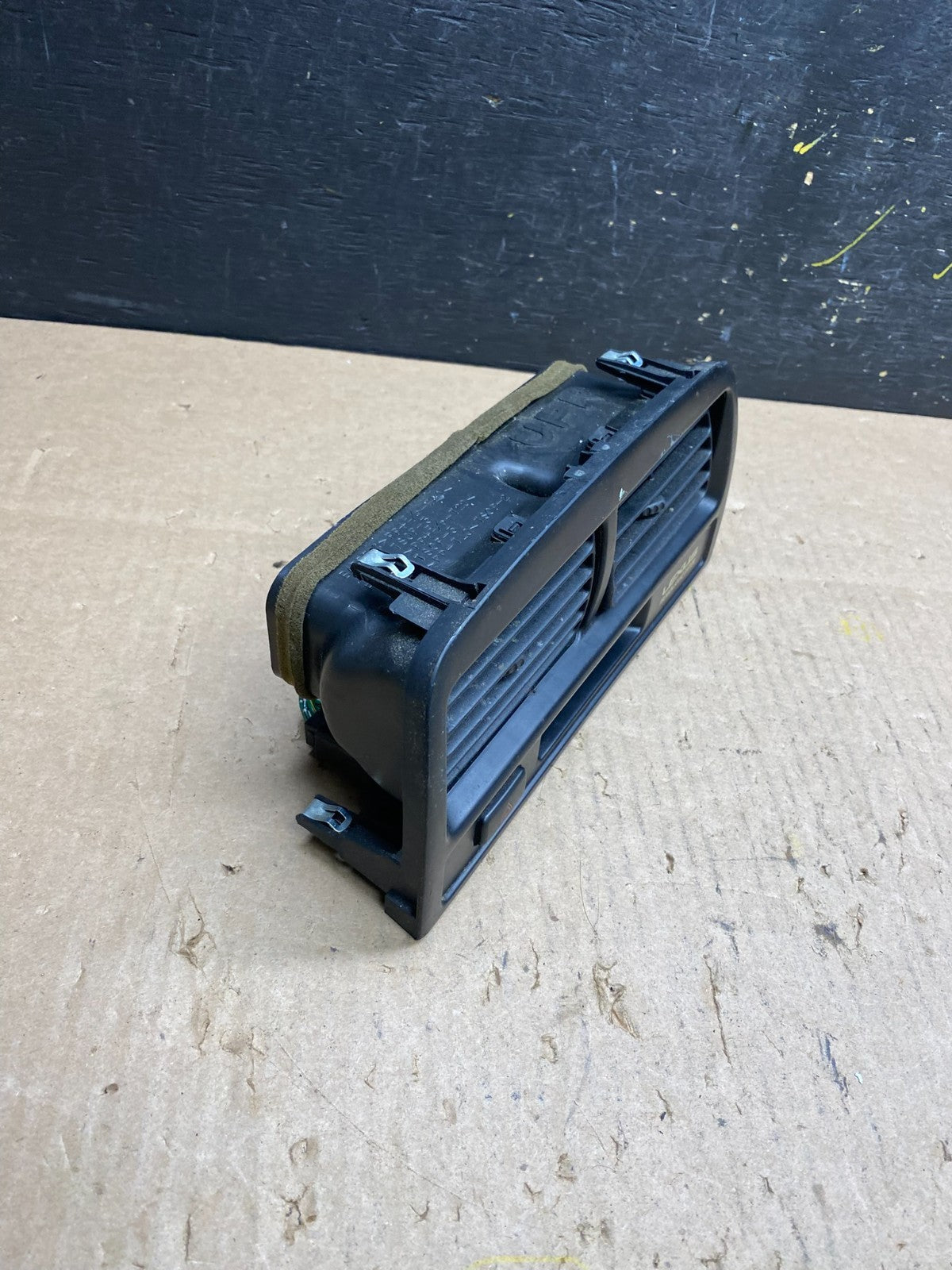 1997 to 2001 Lexus ES330 ES300 Front Center Side Air Vent T4762 DG1