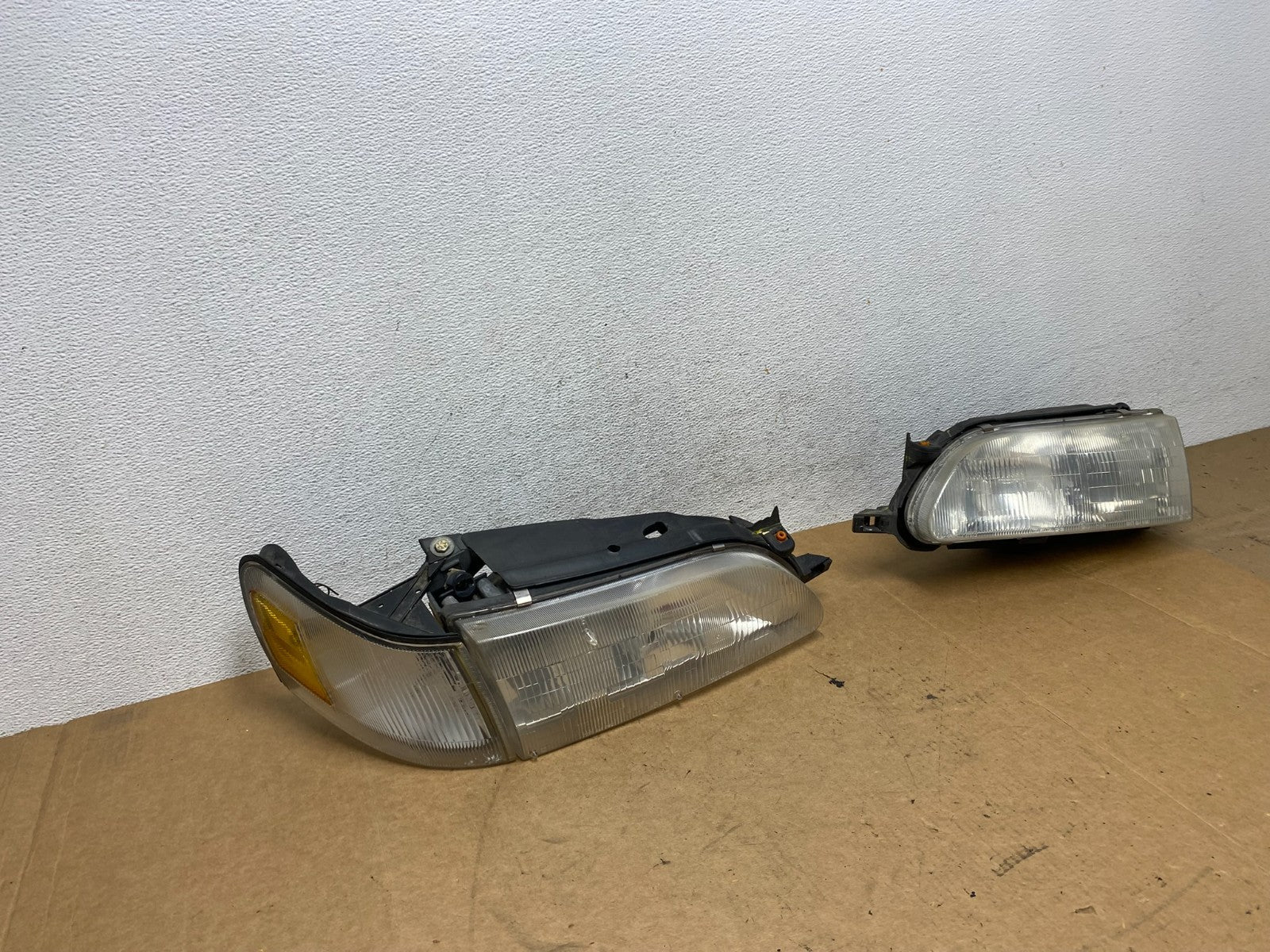 1993 to 1997 Toyota Corolla Left+Right Side Headlights AE3226 DW2