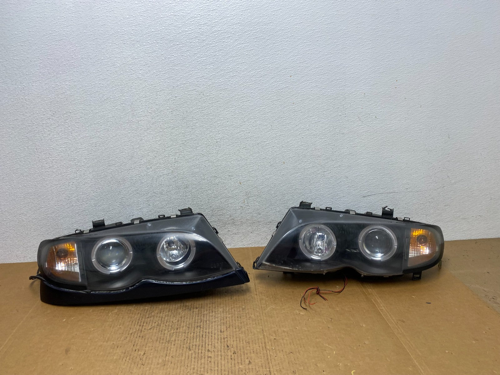 2002-2005 BMW E46 3 Series Left+Right Set Side Headlights AE03670