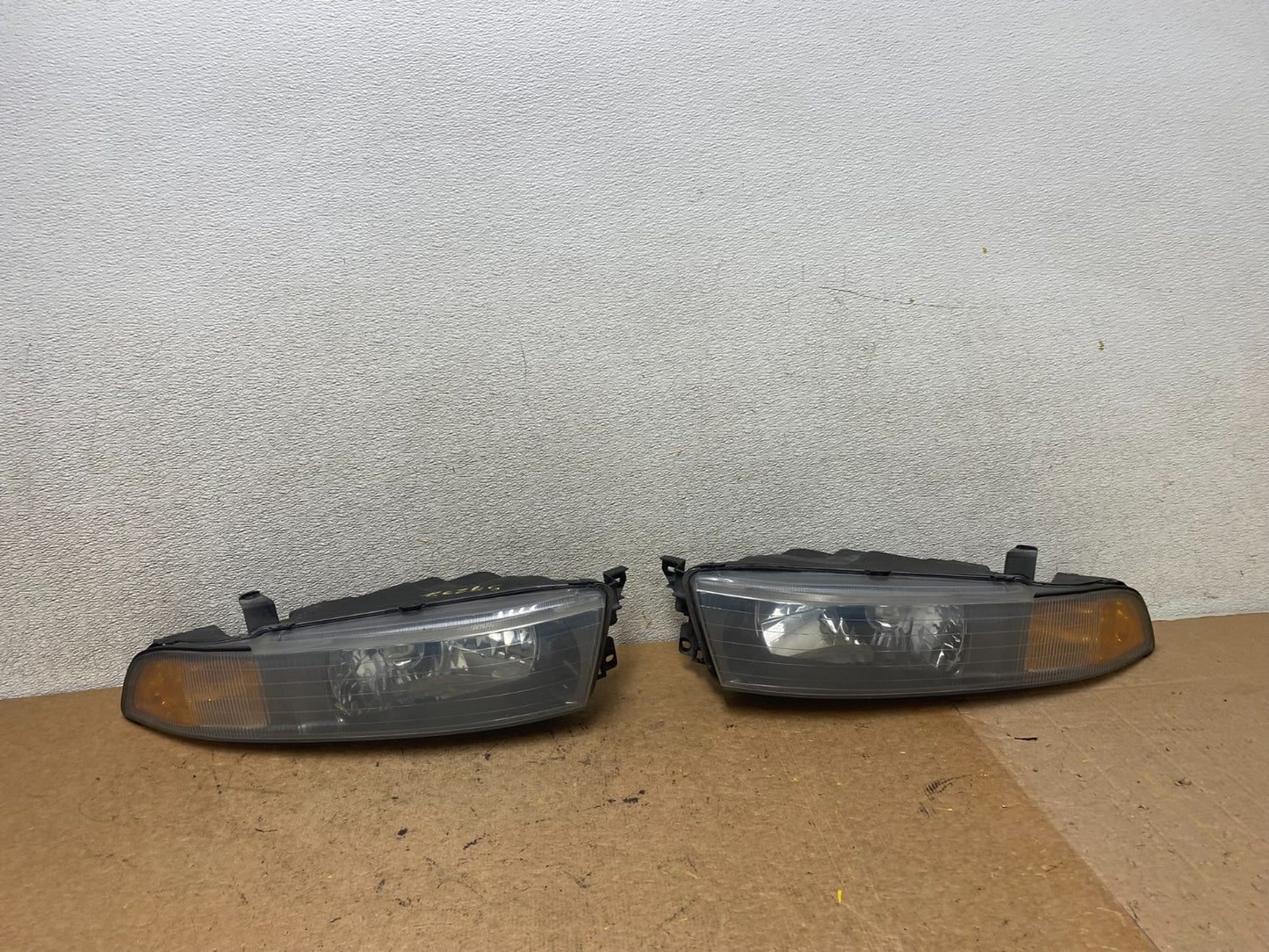 2002 to 2003 Mitsubishi Galant Left+Right Side Headlights S9237 DW0