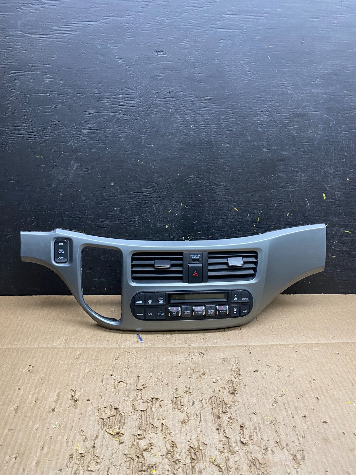 2005 to 2010 Honda Odyssey  Radio Climate Control Dash Trim Bezel V7474 DG0