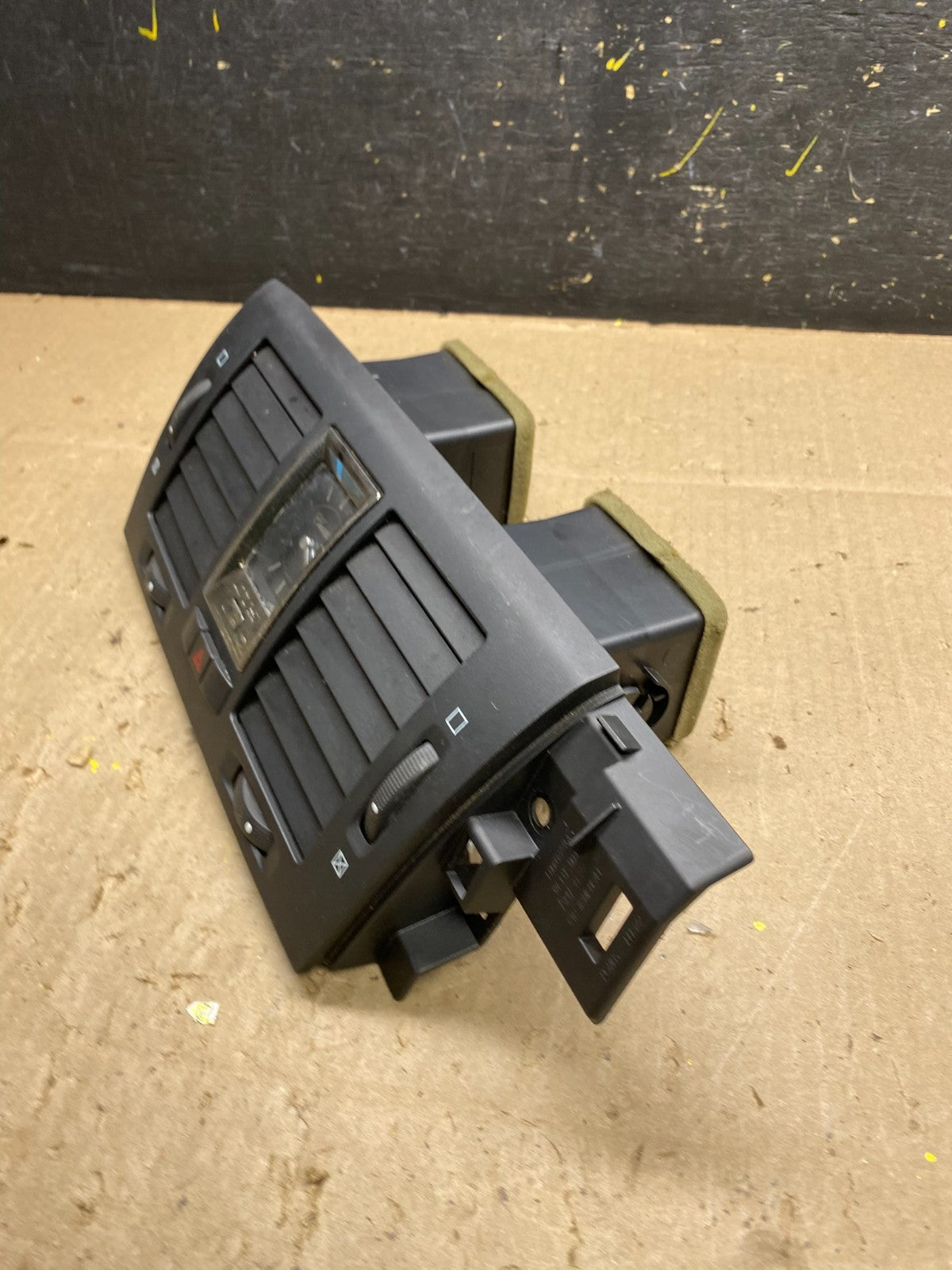 2006 to 2011 Cadillac DTS Dash Center Air Vent Heater Bezel U4872 DG2