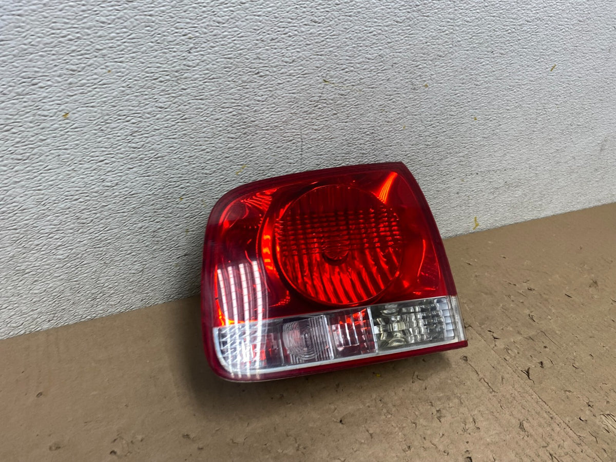 2004-2007 Volkswagen Touareg Right Passenger Rh Inner Tail Light M7133 DW2