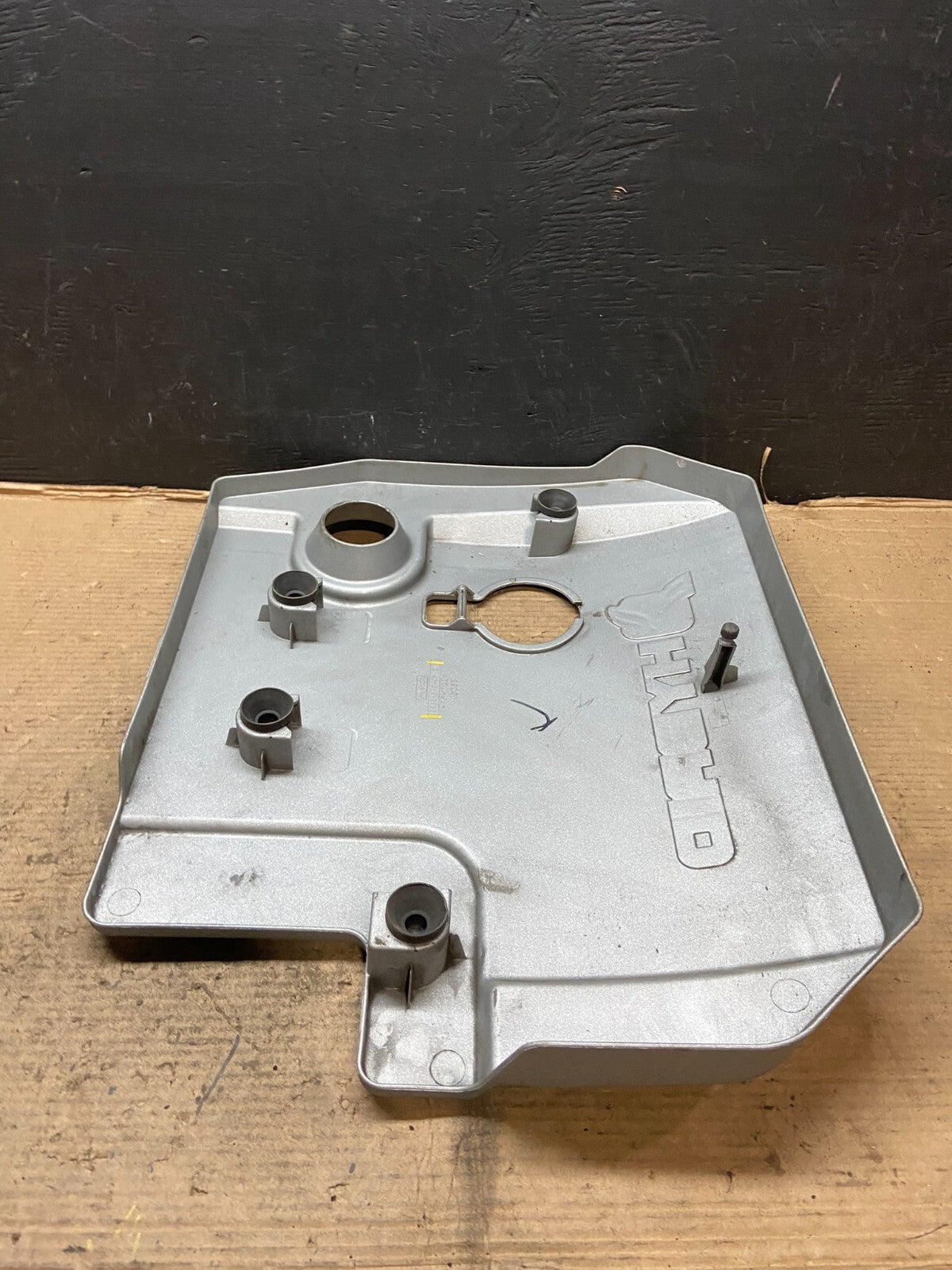 2005 to 2008 Ford Escape Hybrid Engine Motor Cover E8352 DG16