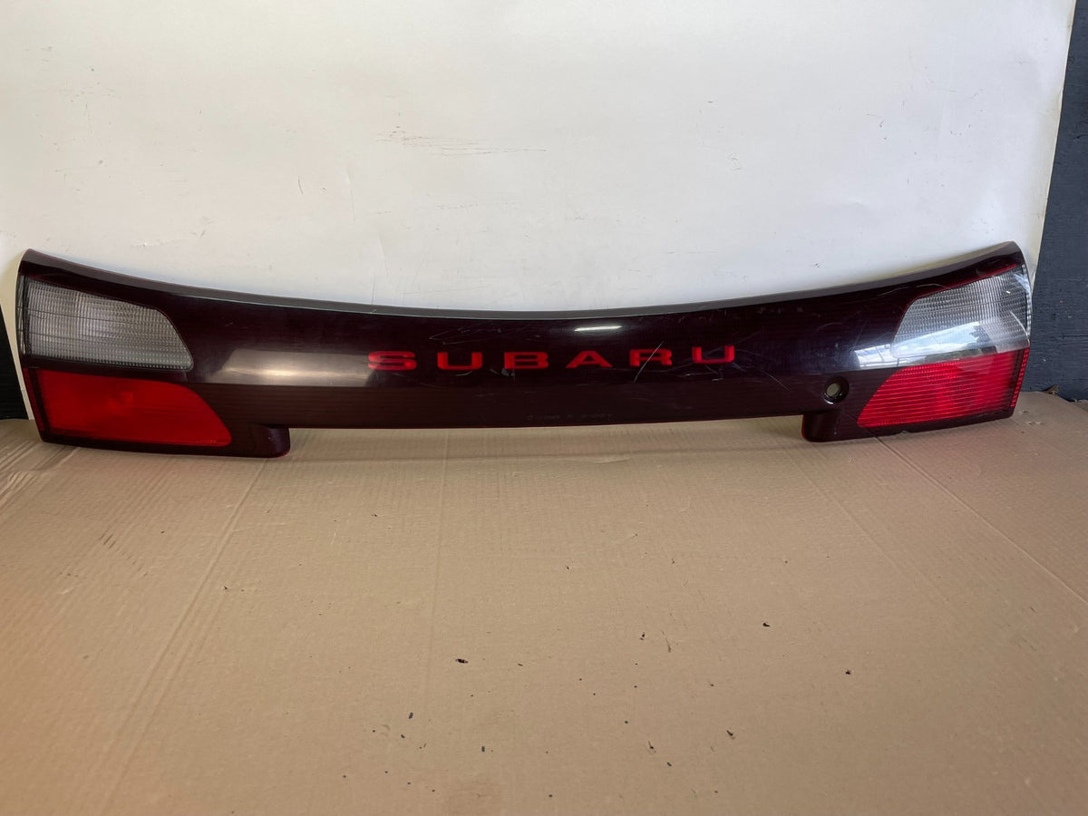 2002 - 2004 Subaru Outback Trunk Hatch Lid Tail Light Panel Center AH6469 DG0