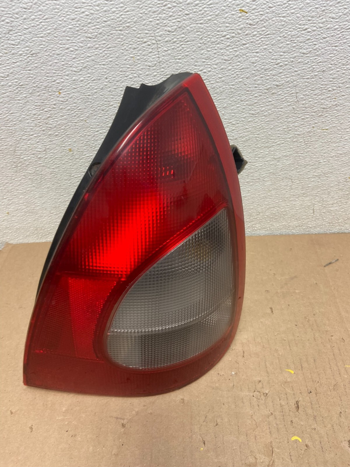2000 to 2002 Daewoo Nubira Station Wagon Right Side Tail Light OEM E3200