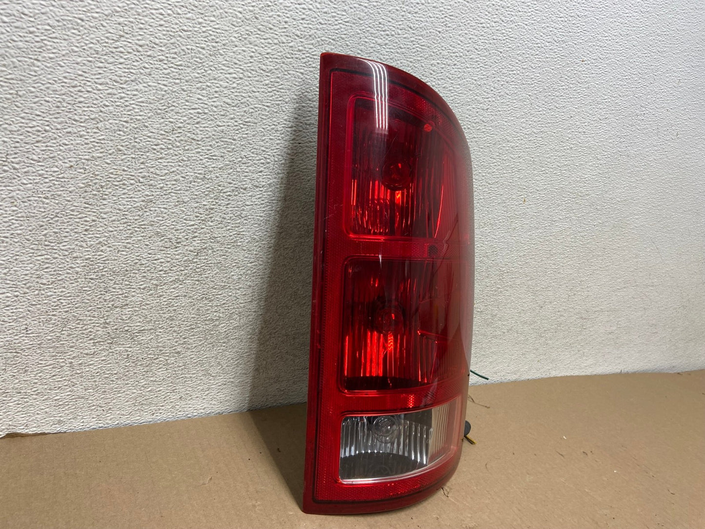 2002 to 2006 Dodge Ram 1500 Right passenger Rh side Tail Light AG7930 LK1