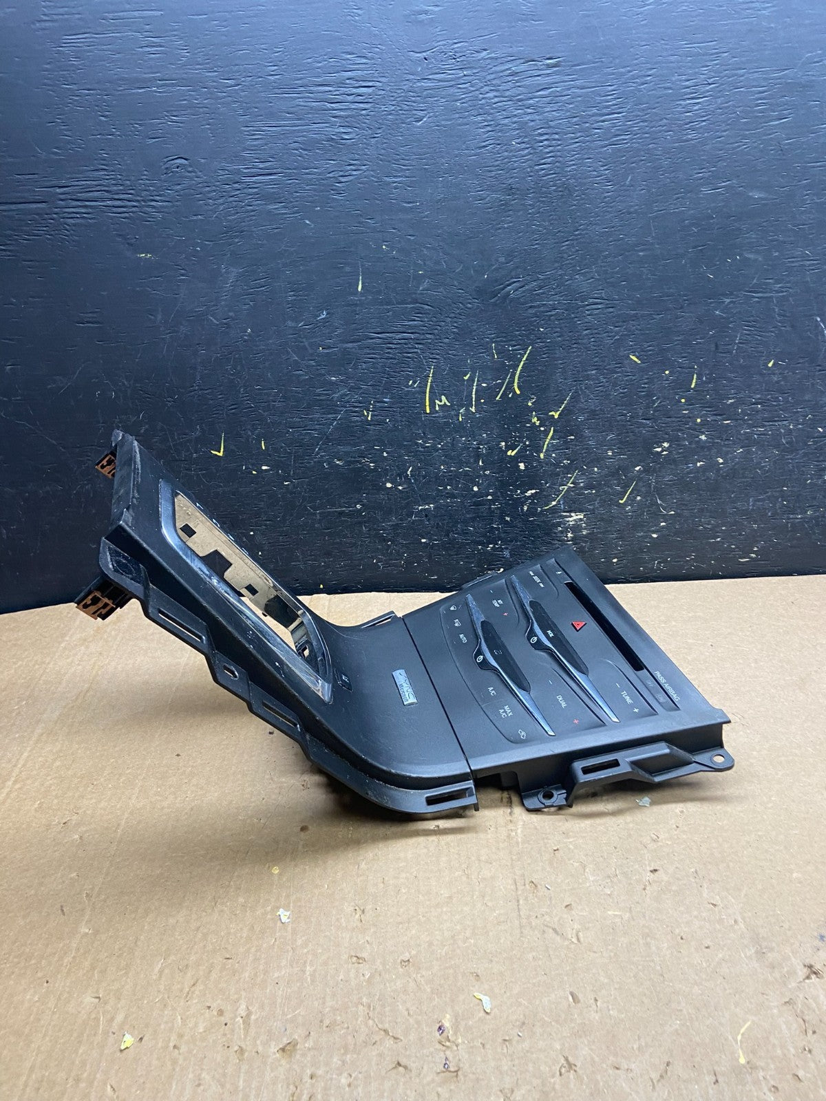 2013 to 2019 Lincoln MKT Radio Dual Climate Control Shifter Panel Z4186 DG3