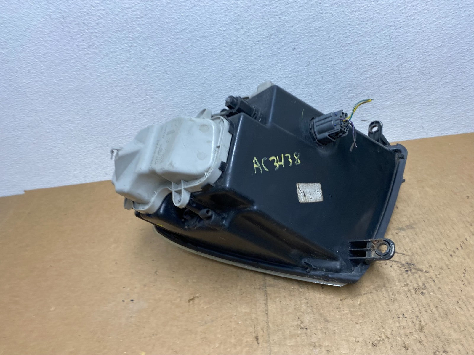 2005 to 2011 Cadillac STS Left Driver LH Side Xenon Headlight OEM AC3438 DW6