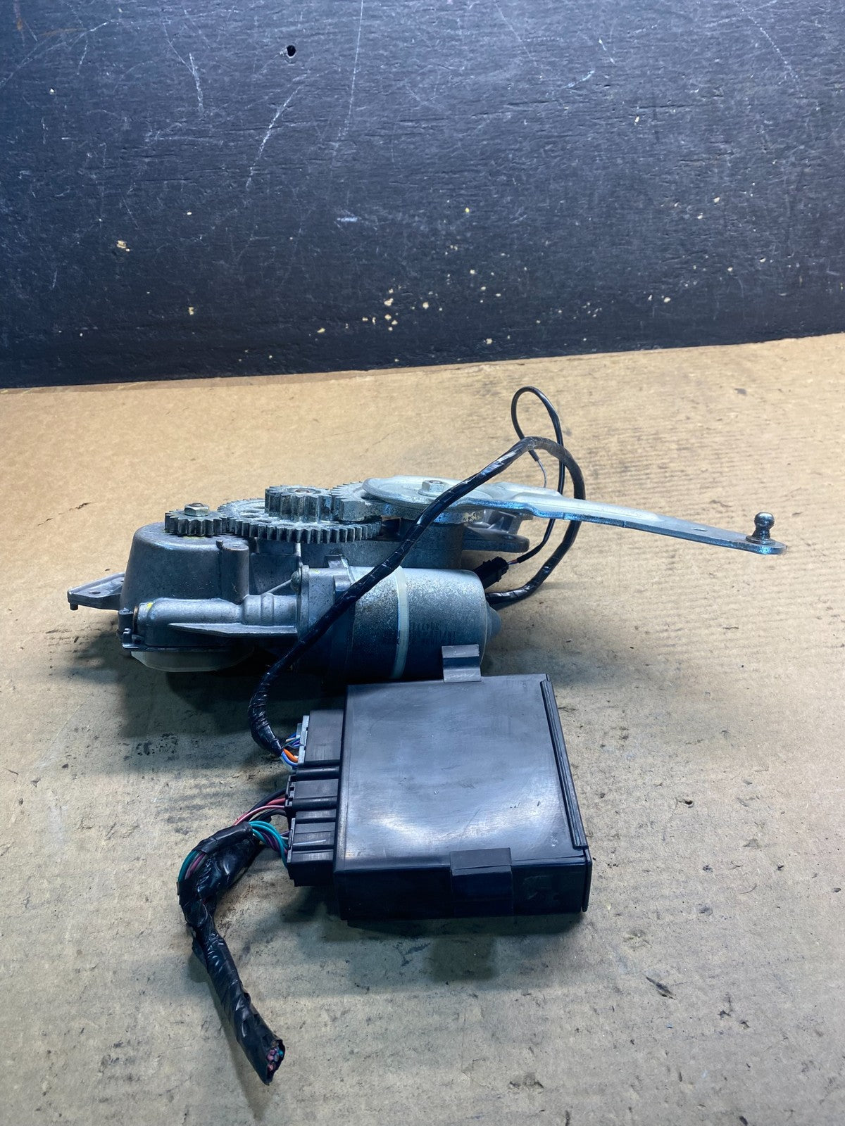 2007 2008 Acadia Enclave Escalade Suburban Liftgate Door Module Motor aa2823 DG7