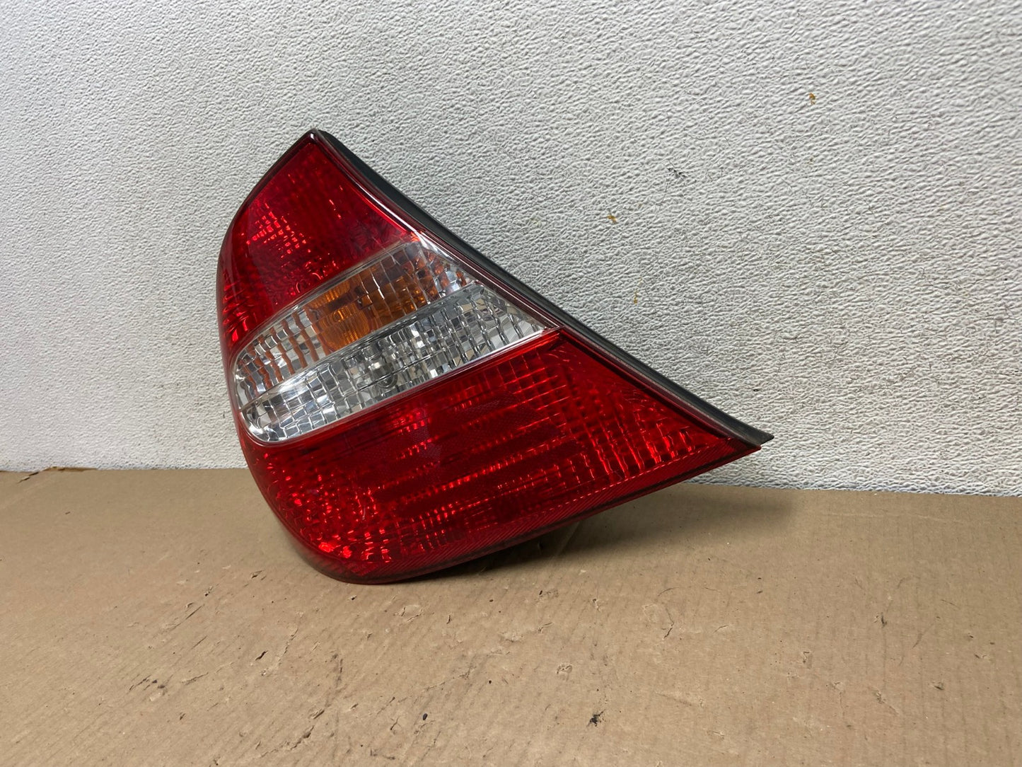 2002 2003 2004 Toyota Camry Left Driver LH Side Tail Light AG7982 LK2