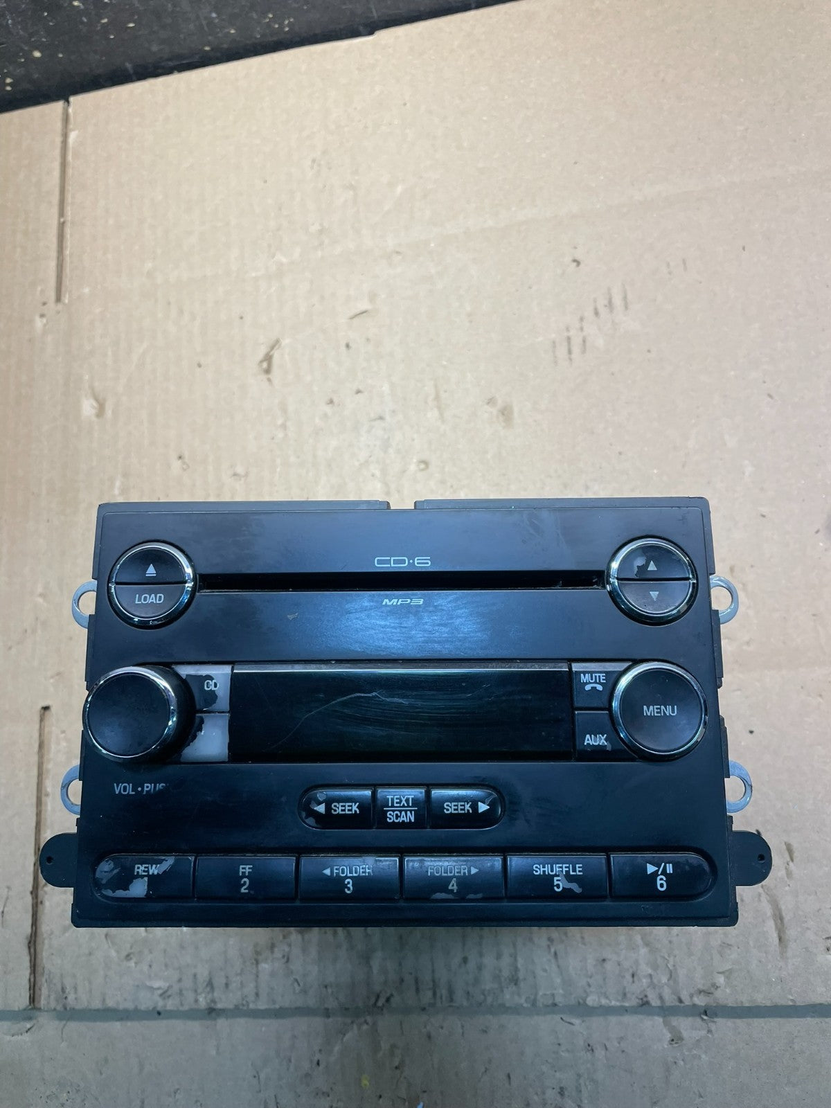 2008 - 2009 Ford Taurus X AM FM Radio MP3 6 Disc CD Player Auxiliary v8746 DG0