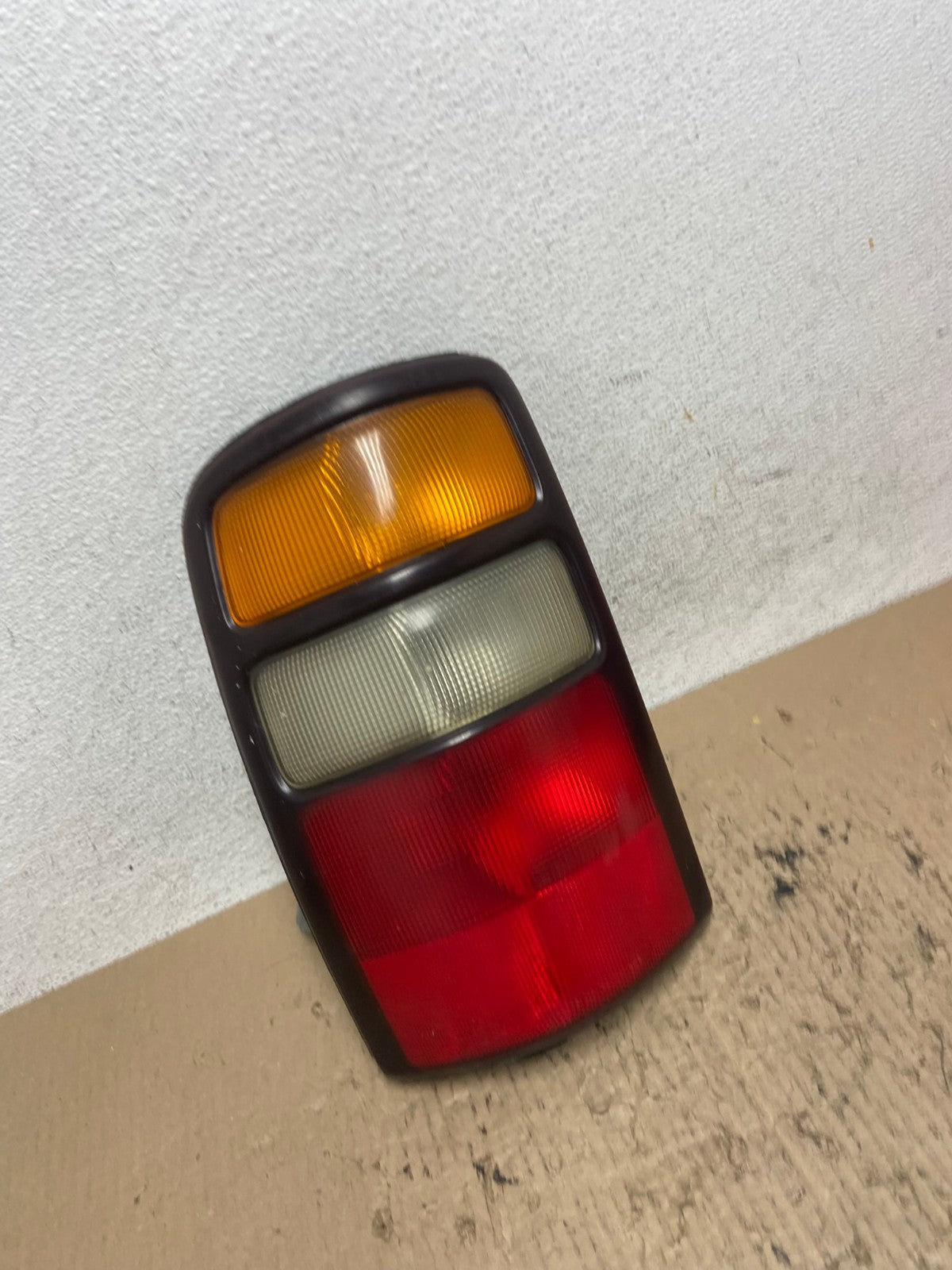 2000 - 2006 Chevrolet Suburban Tahoe Yukon Left Driver LH Tail Light AF7220 LK2