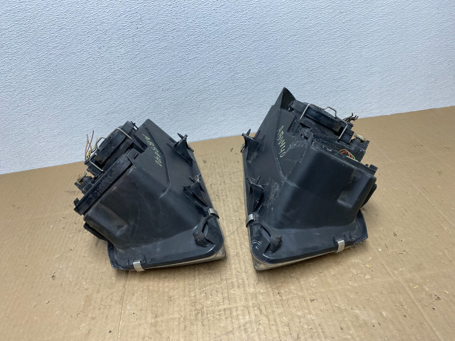2002 to 2004 Volkswagen Jetta Left+Right Headlights AB8440 DW10