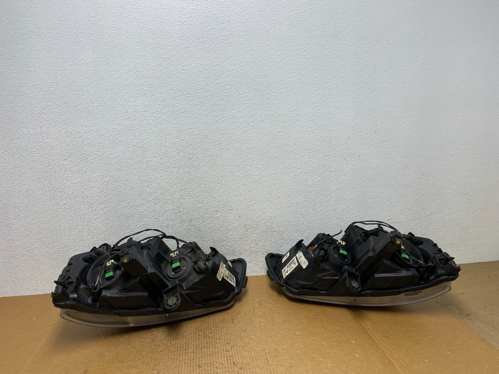 2008 to 2016 Chrysler Town and Country Left+Right Side Headlights AE0424 DW7