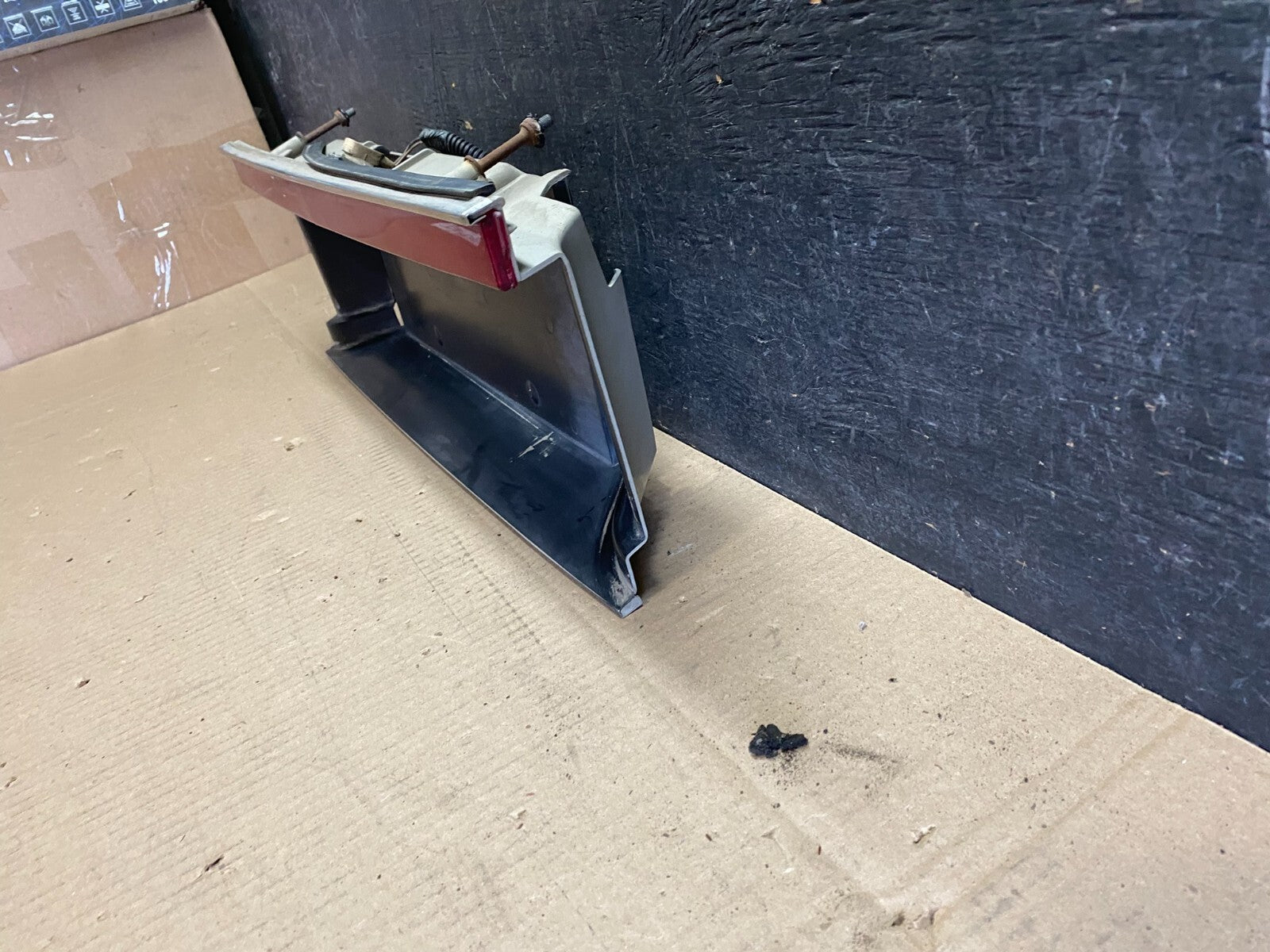 1987 - 1993 Cadillac Allante Center Tail Light License Plate Holder i7438 PS1