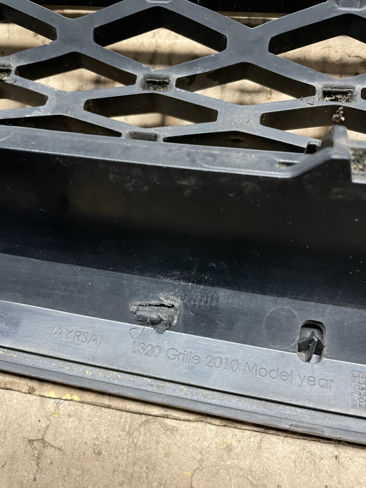 2010 to 2013 Land Rover Discovery  Front Upper Grill Grille X9824 DG8