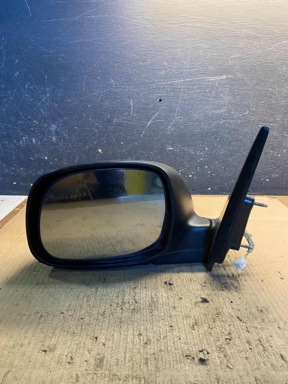 2001 to 2006 Toyota Sequoia Left Driver View Door Mirror OEM Z2124 MS8