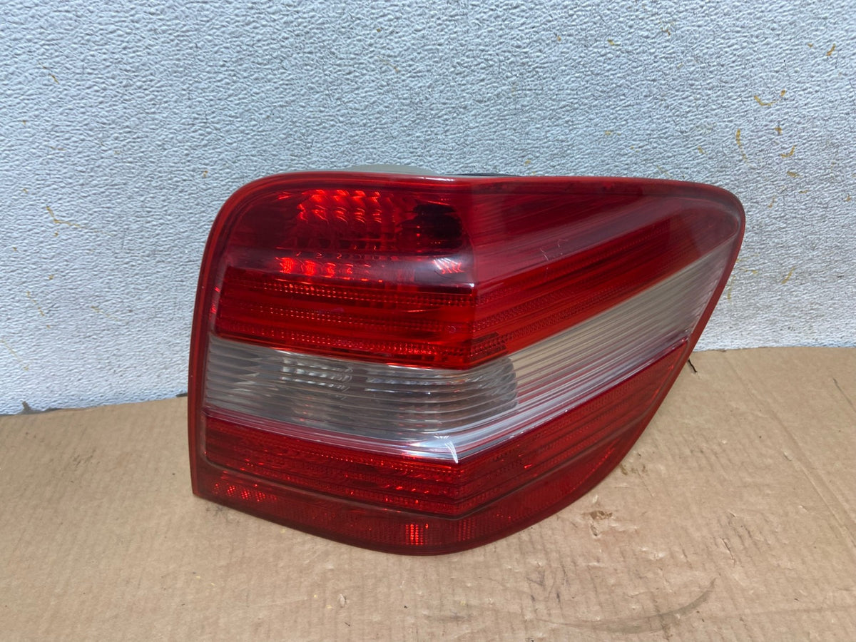 2006 - 2008 Mercedes ML 350 Ml-Class Right Passenger Tail Light AI6975 LK0